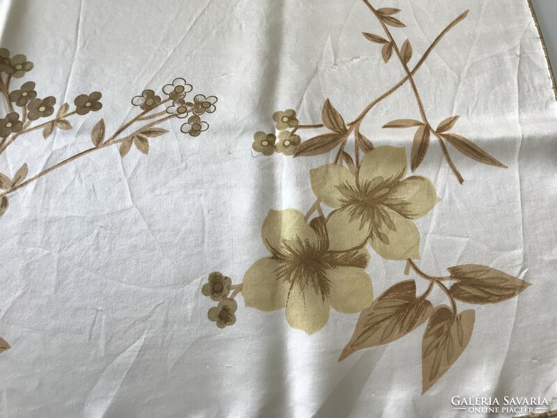 Selyemkendő krémszínű alapon virágokkal, 75 x 74 cm