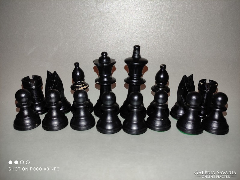 Fehér és fekete fa sakk bábuk tábla nélkül