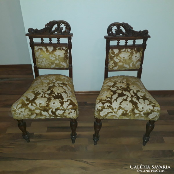 Egyben eladó 2 darab biedermeier szék a képeken látható állapotban.
