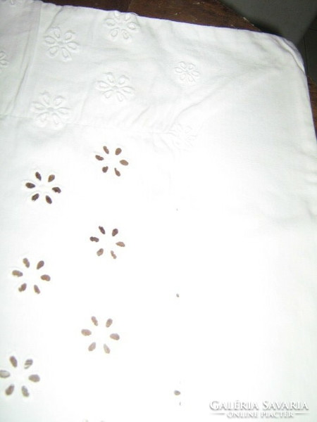 Csodaszép madeira hímzett különleges hófehér szőttes vászon terítő