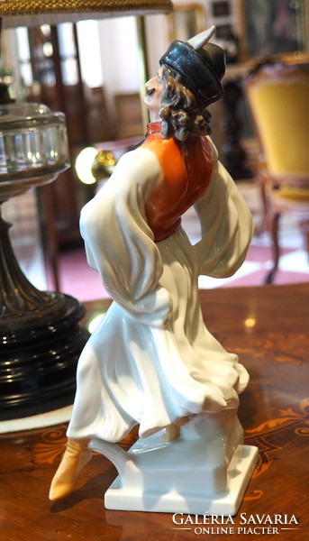 Táncoló paraszt - Herendi szobor