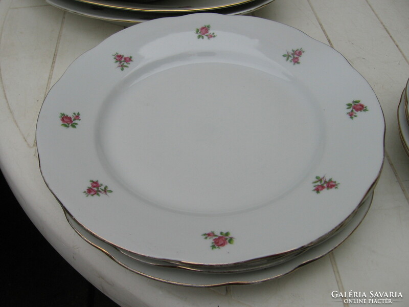 Régi MZ apró bordó rózsás lapos tányérok