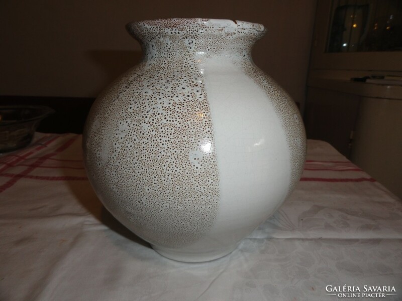 White, patterned ceramic vase
