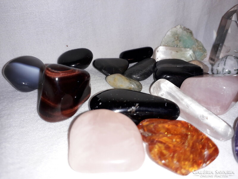 Legjobb áron 39 darab természetes ásvány kő együtt különböző  borostyán hegyi kristály stb.