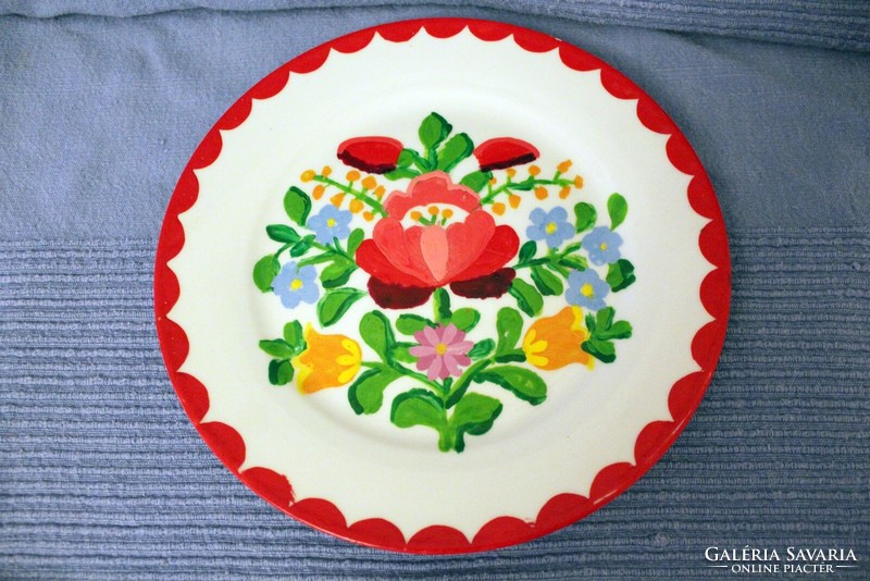 Magyar népi motívumos porcelán tányér