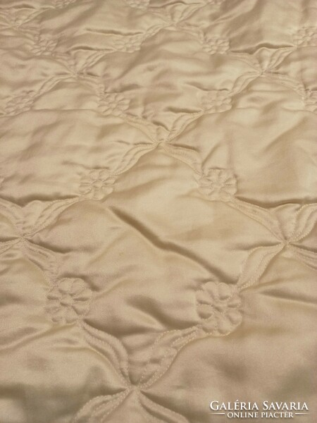 Cream-colored large bedspread, bedspread