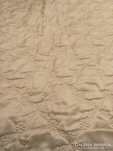 Krém színű nagy méretű ágytakaró, ágyterítő