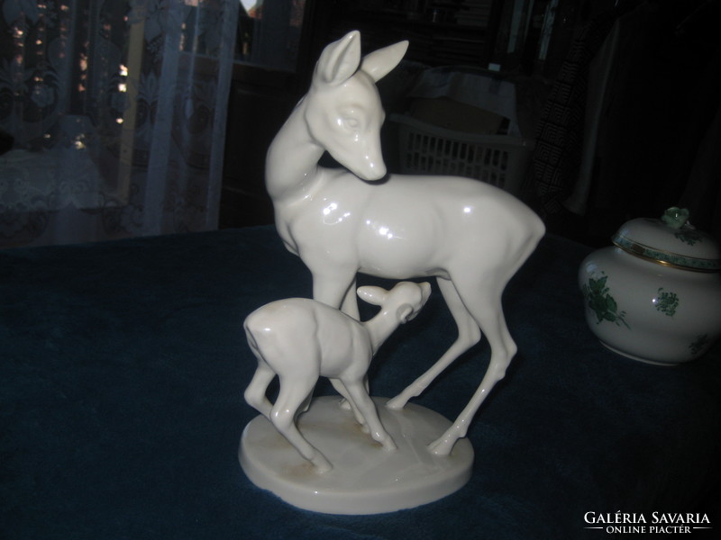Herendi: deer, with kid, in white, 26 cm