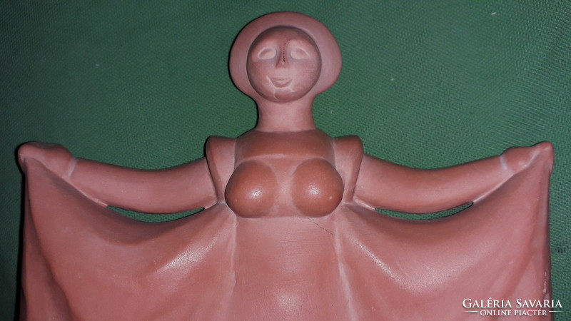 MESZES TÓTH GYULA ( 1931 - 2010) alkotása Angyali piruett szobor terracotta 18x18 cm a képek szerint