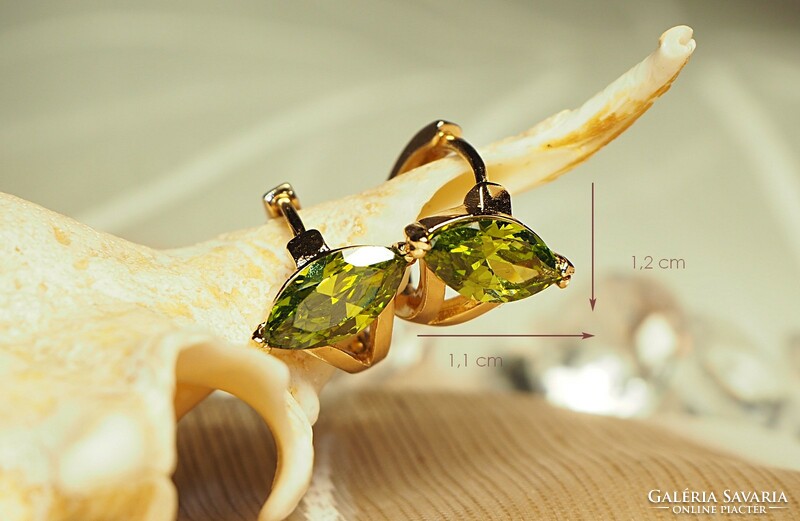 Arany színű  divatékszer fülbevaló (goldfilled) oliva zöld kővel