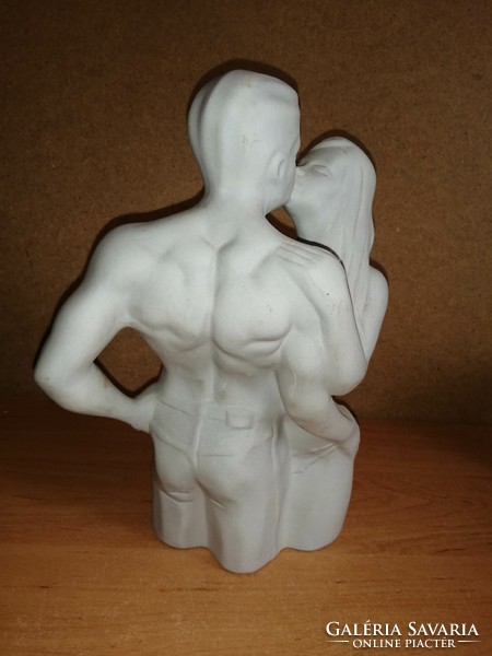 Gyönyörű művészi munka - nagyméretű biszkvit porcelán csókolózó szerelmespár figura
