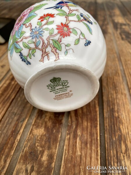Porcelain jar with a bird pattern
