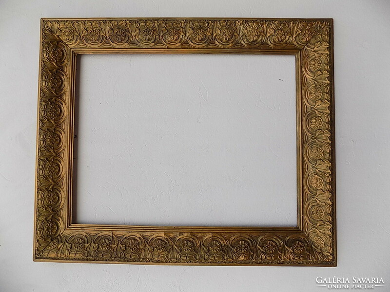 Gilded picture frame. Size: 117.5 x 96.5 cm.