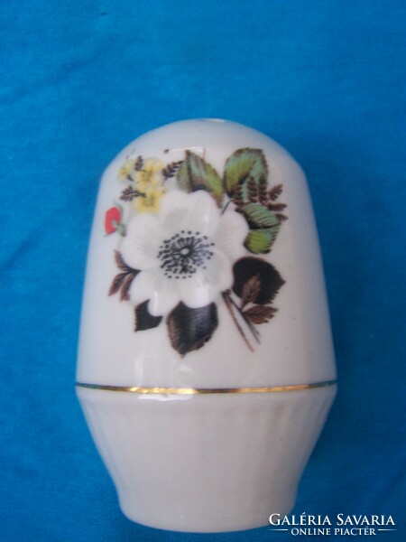 Fűszerszóró. Virágmintás porcelán , asztali kiegészítő hibátlan állapotban M. 8 cm