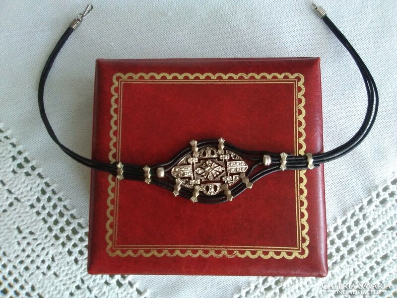 Retro neck ornament on three thin leather straps with hook-in switch!