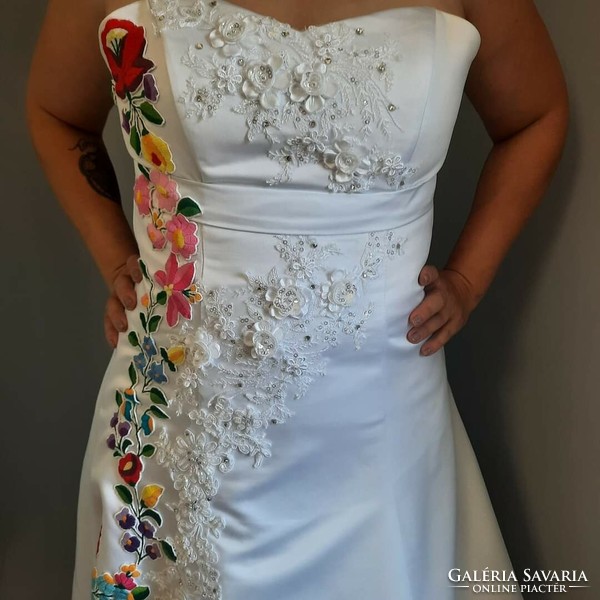 Wedding dress with Kalocsa pattern