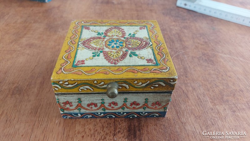 (K) old painted wooden box 10x10x5 cm
