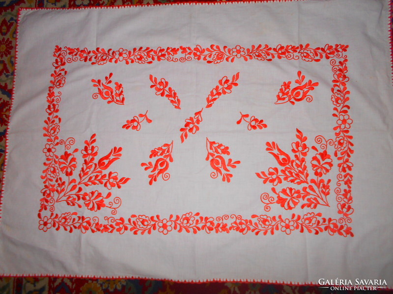 Embroidered tablecloth 90 cm x 65 cm