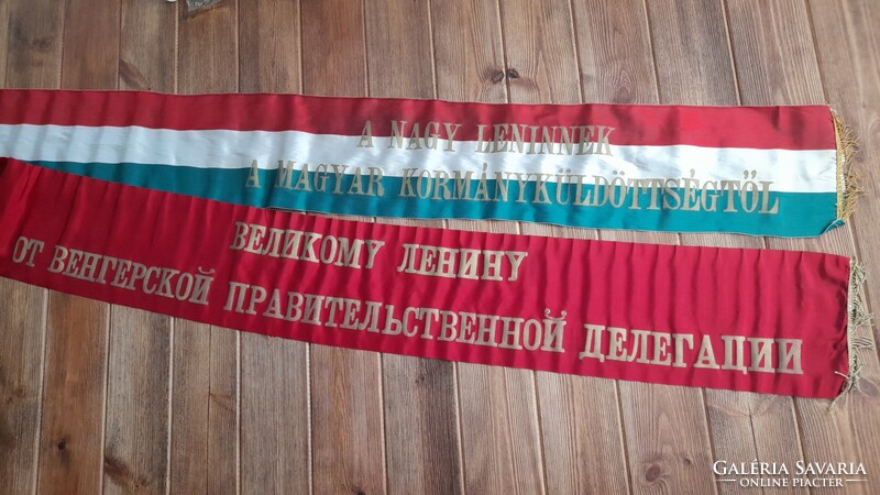 Socialist flag, wreath inscription 