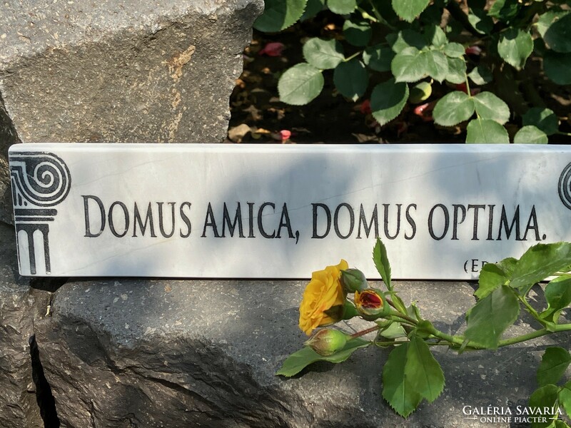 Latin idézet márványtáblán