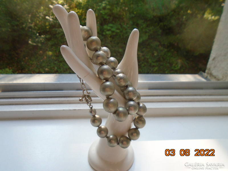 Necklaces made of 24 large interesting silver-colored true pearls