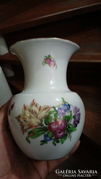 Régi Herendi virágmintás váza 14.5 cm magasságú.