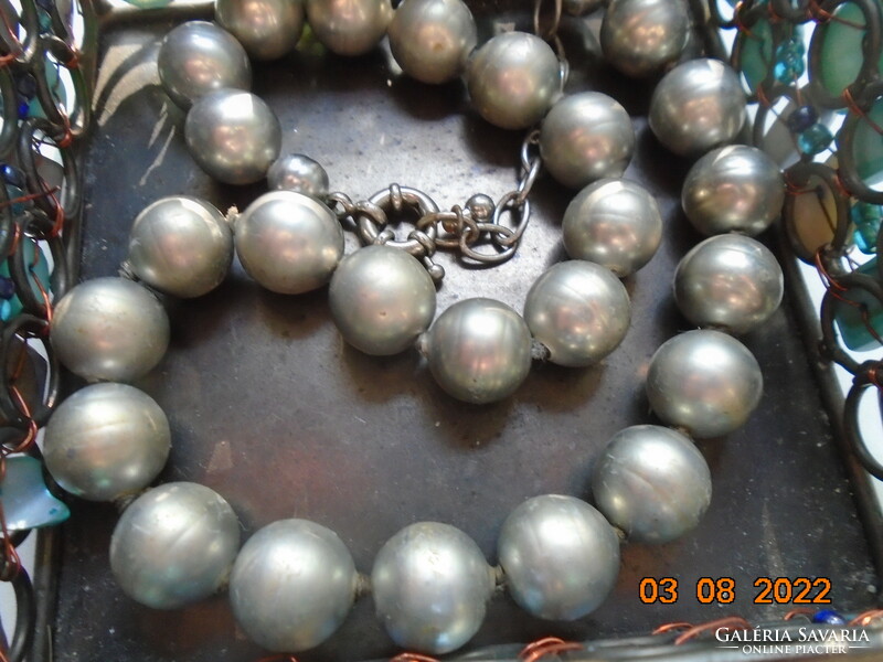 Necklaces made of 24 large interesting silver-colored true pearls