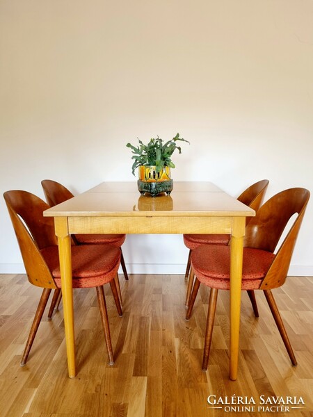 Retro extendable dining table with extendable table