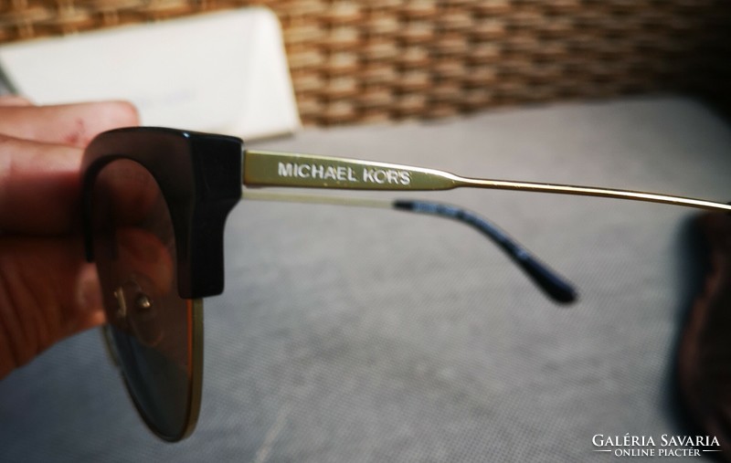 Michael kors sunglasses model mk1033 savannah in original box. Gold black, gold/black