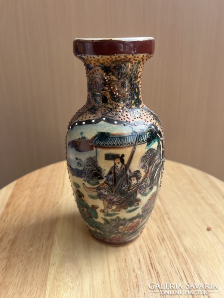 Richly decorated painted Chinese porcelain vase a48