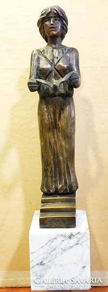 46 cm magas jelzett bronz szobor ,lány békegalambbal