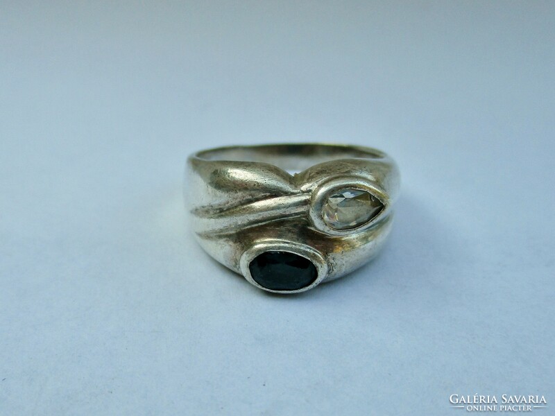 Különleges ezüstgyűrű valódi szép zafírral