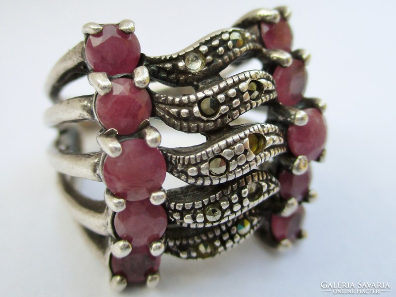 Különleges kézműves ezüst gyűrű valódi szép 2ct rubinnal markazitokkal