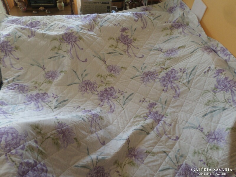 "Christy" steppelt lila virágos ágytakaró.