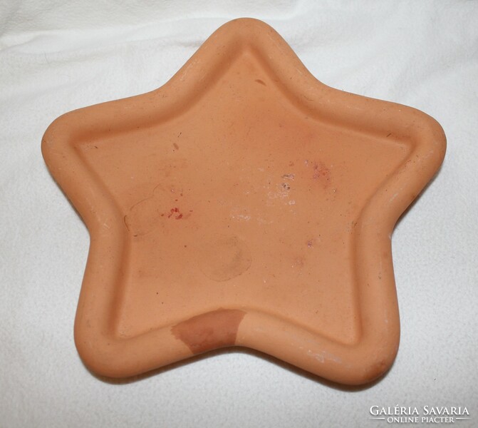 Star-shaped ceramic bowl