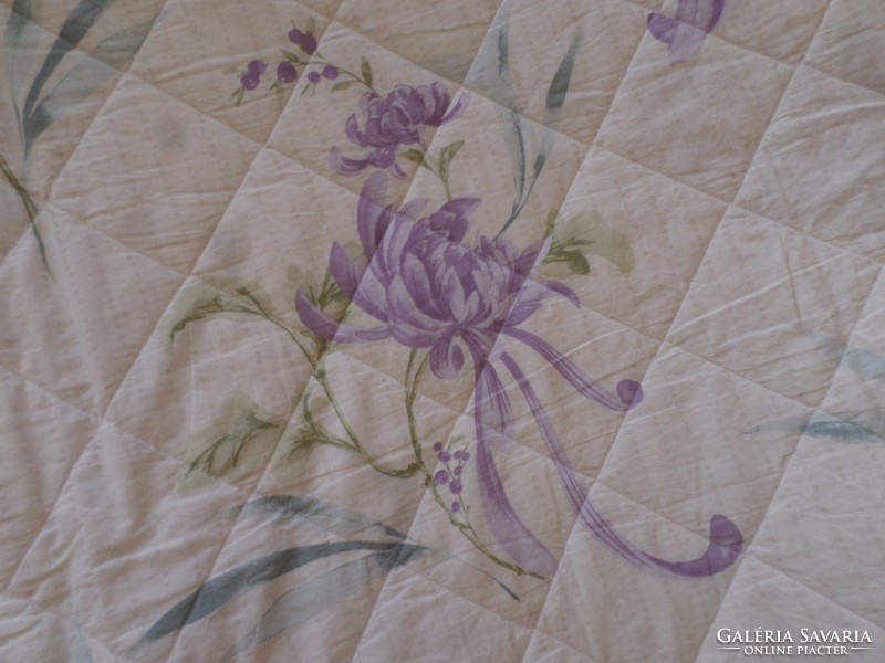 "Christy" steppelt lila virágos ágytakaró.