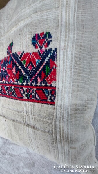 Antik erdélyi vászon kézi szőttes alapra keresztszemes hímzéssel díszített  díszpárna