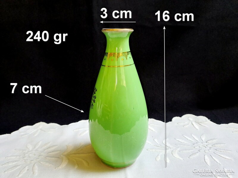 Made In DPRK Észak-Korea porcelán váza, aranyozott páva mintával 16 cm