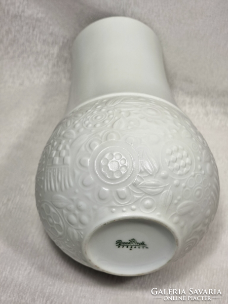 Rosenthal fehér biszkvit porcelán váza, Björn Wiinblad dizájn, alsó részén virágos dombormintával.