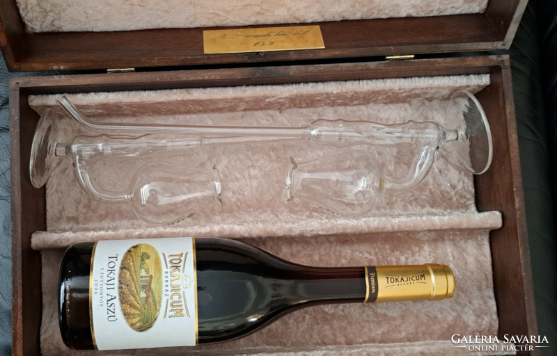 Tokajicum 2006. 3 puttonyos aszú bor  díszdobozban (benne:a ZWACK házból 159. sorszám), 2, pohárral