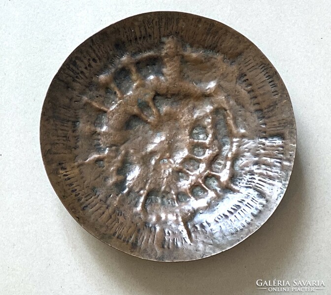 Retro bronze 3-legged hammered craft bowl centerpiece