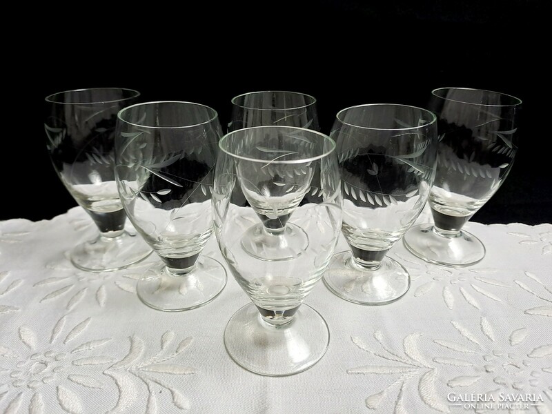 Set of 6 glass stemmed glasses polished with an old leaf pattern: wine. Liqueur, 1 dl