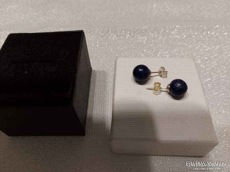 Silver stud earrings with lapis lazuli stone.