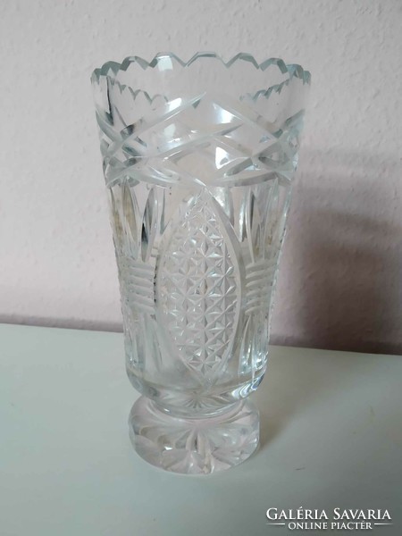 Gyönyörű, gazdagon díszített talpas ólomkristály váza, magassága 18 cm
