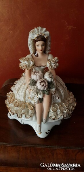 Porcelán csipke díszítéses menyasszony szobor figura nipp