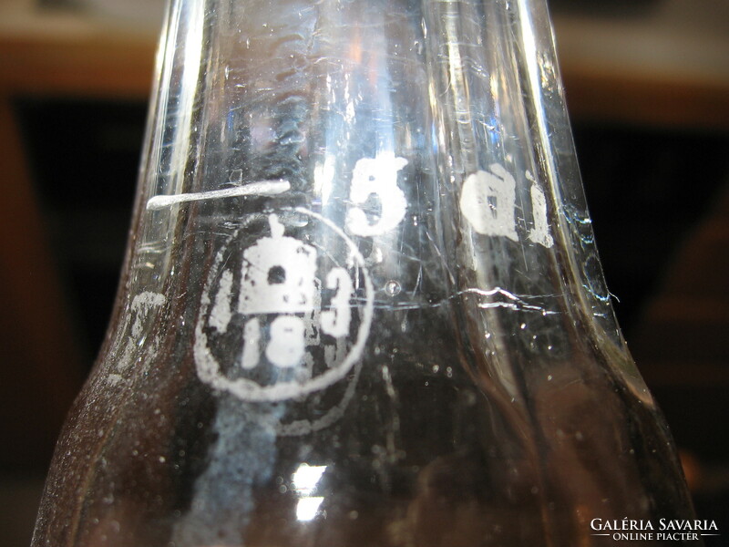 Régi kocsmai csiszolt címeres ,mércés porciós fél literes üvegek