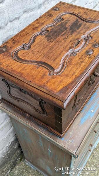Contemporary baroque chest, bushing with original fittings