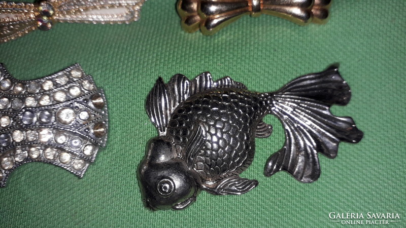 Retro and older brooches in a package of 5 pieces as shown in the pictures