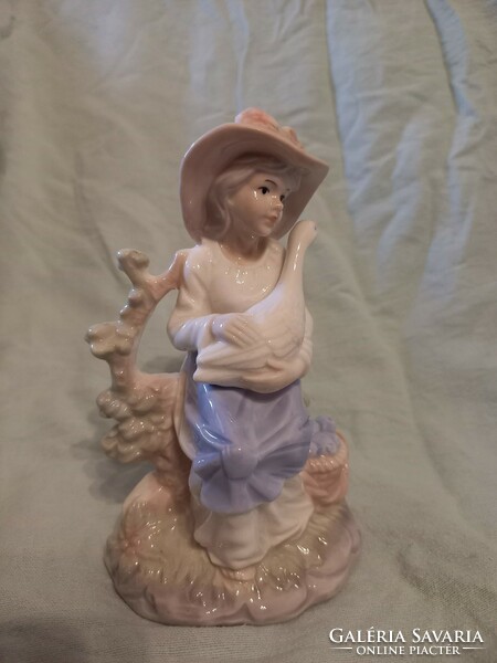 Nagyobb női porcelán figura lúddal, kosárral 16 cm