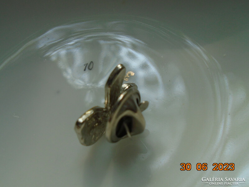 Ezüstözött nyuszi fej bross csiszolt kövekkel kirakva, pillangó patent